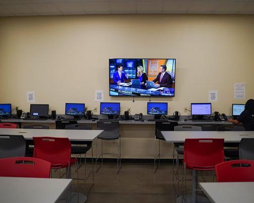 Quik Trip Training Room with workstations 和 video display