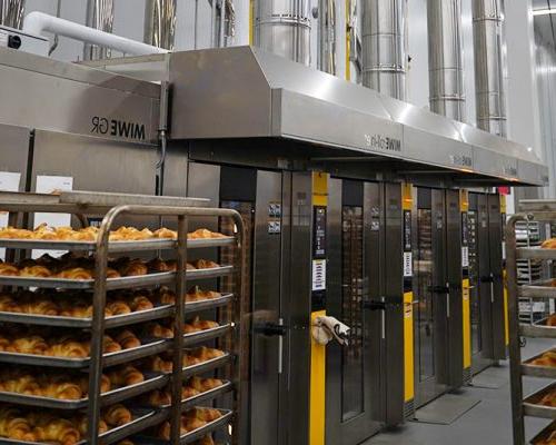 Stainless steel ovens 和 portable racks filled with baked rolls