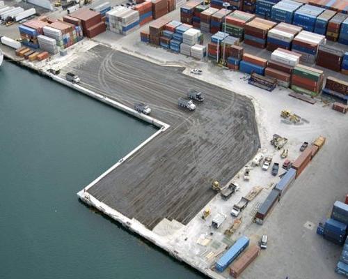 Arial photo of cargo containers at the 迈阿密港.